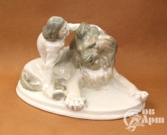 Скульптура "Укротительница Бугримова со львом Цезарем"